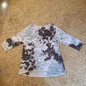 NWOT Size Large Kavio gray white tie dye tee with quarter sleeves